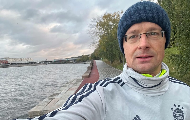 Ministrul de externe maghiar Peter Szijjarto, aflat la a cincea vizită în Rusia de la invazia în Ucraina, jogging în zorii zilei, pe faleza râului Moscova
