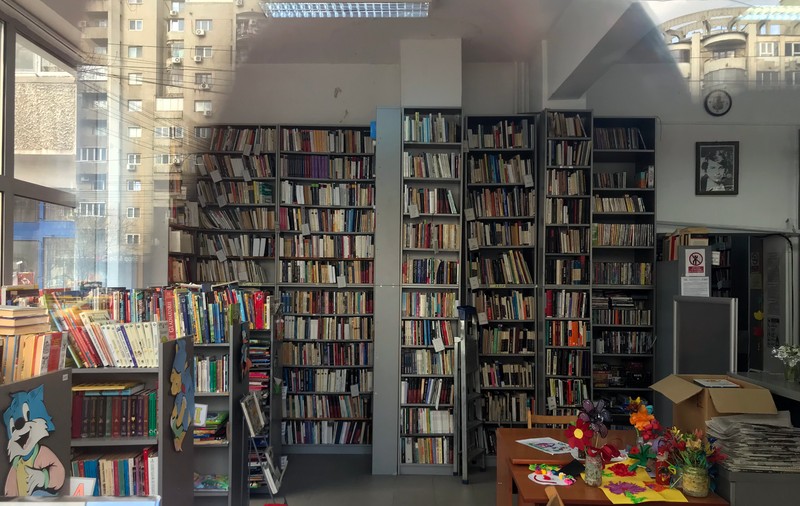 Românii continuă să împrumute volume de la bibliotecile publice. Fideli cărților luate… «pe caiet»