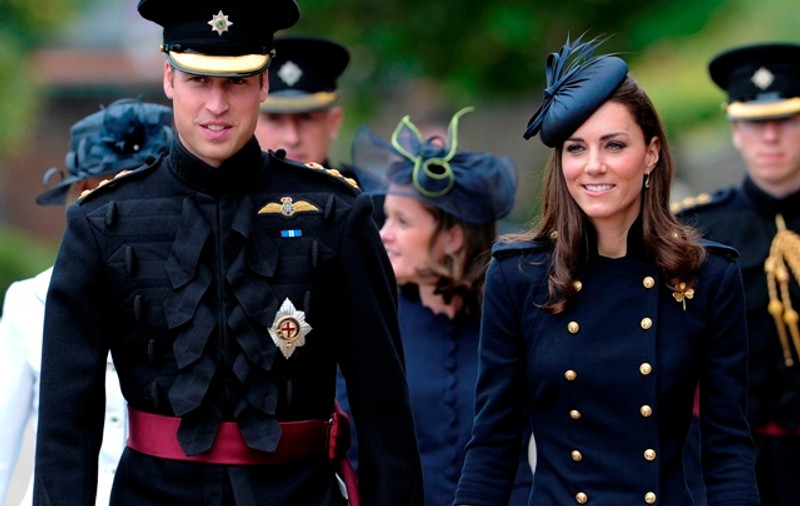 Ce bine este ca bunica să fie Regină! La 30 de ani, prinţul William a fost numit Cavaler!