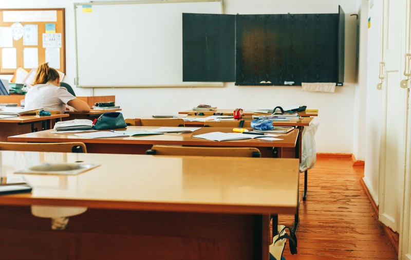 Anchetă la o școală din Focșani, după ce un elev de clasa a VII-a a fost bătut în toaletă de doi colegi