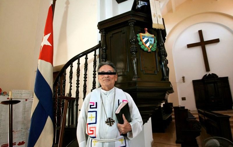 Un preot  îşi invită enoriaşii să vină cu pistolul la biserică