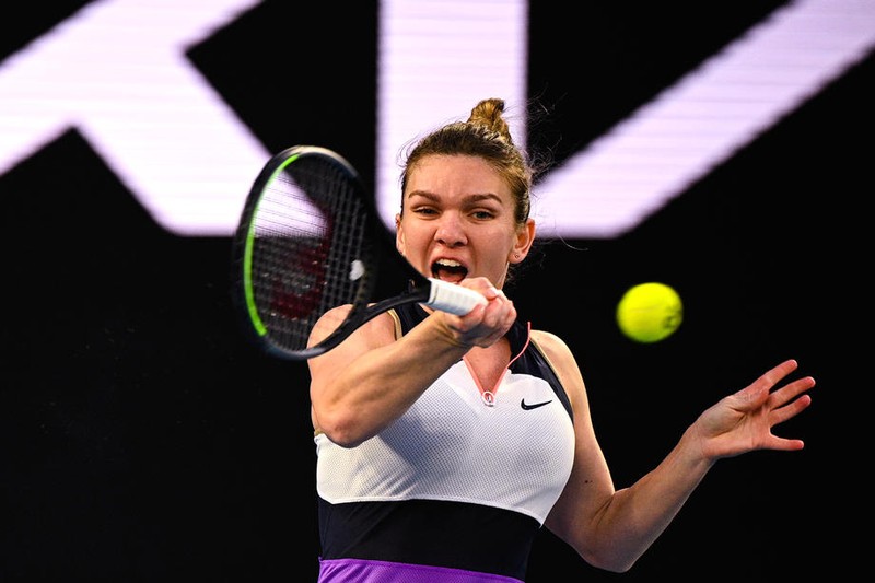 Simo pune toată forța ei în această lovitură. Foto: EPA