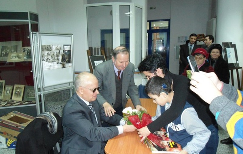 IMPRESIONANT! Un clujean nu vede, nu aude, dar este profesor şi scriitor