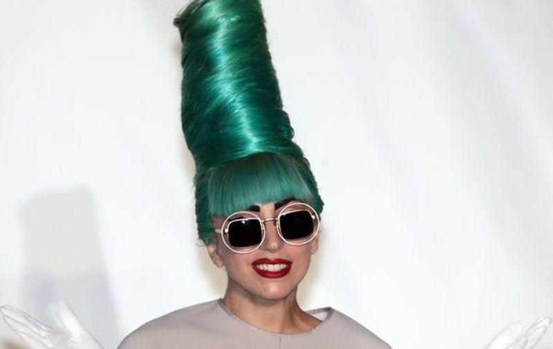 Ce scârbos! Lady Gaga face pipi în coşul de gunoi!