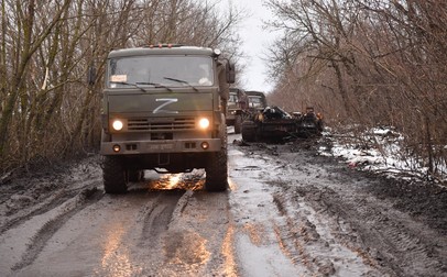 Un vehicul al armatei ruse înaintând prin regiune - aprilie 2022 Foto: Profimedia