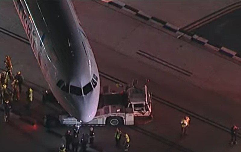 Patru persoane au ajuns la spital după ce un avion a lovit un autobuz pe aeroportul din Los Angeles