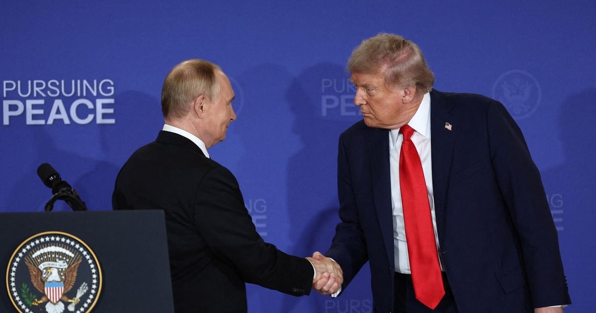 Donald Trump (dreapta) și Vladimir Putin dau mâna în cadrul declarațiilor de presă de la finalul summitului din Alaska Foto: Profimedia