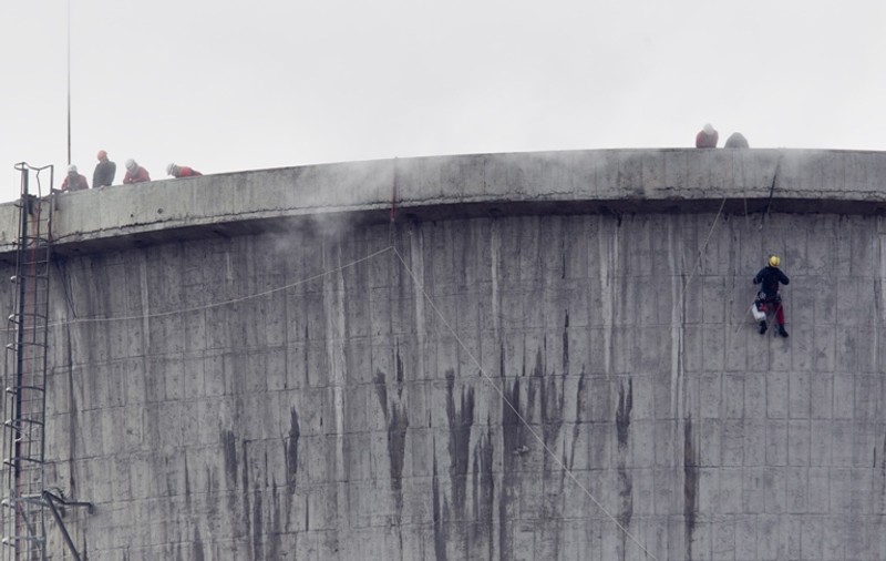 Un grup de activiști germani ai Greenpeace a protestat pe un turn de răcire al termocentralei de la Rovinari