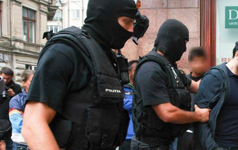 Pariori, tâlhăriți de falși polițiști