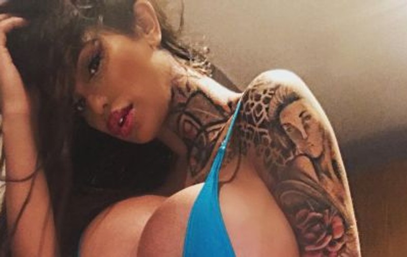FOTO | Un model pretinde că are cei mai mari sâni din Marea Britanie