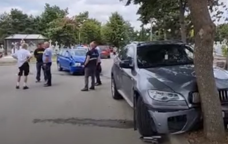 Accident pe o alee dintr-un cimitir din Iași, soldat cu trei răniți. Ce s-a întâmplat