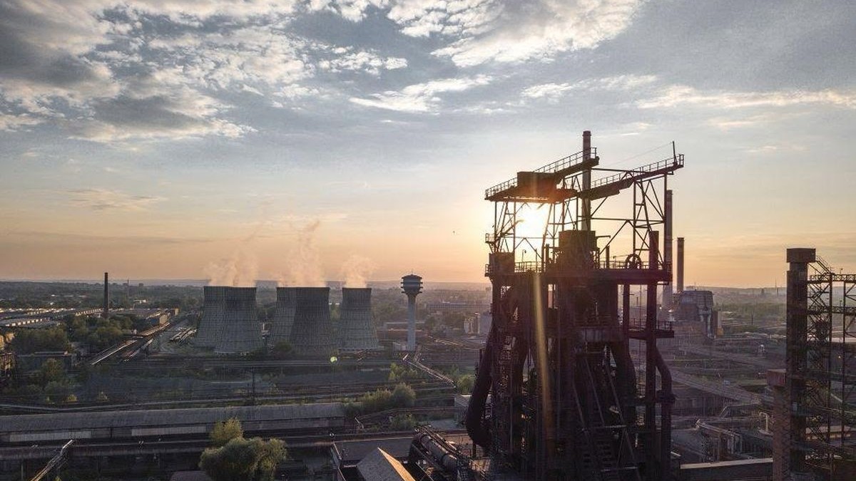 Imagine la apus de pe platforma siderurgică Liberty Galați, iunie 2025