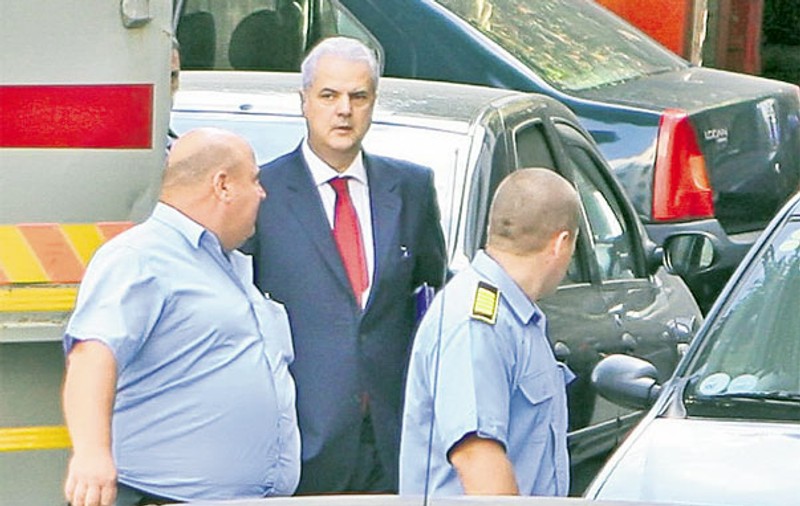 Adrian Năstase avea pistolul în buzunar când au venit poliţiştii