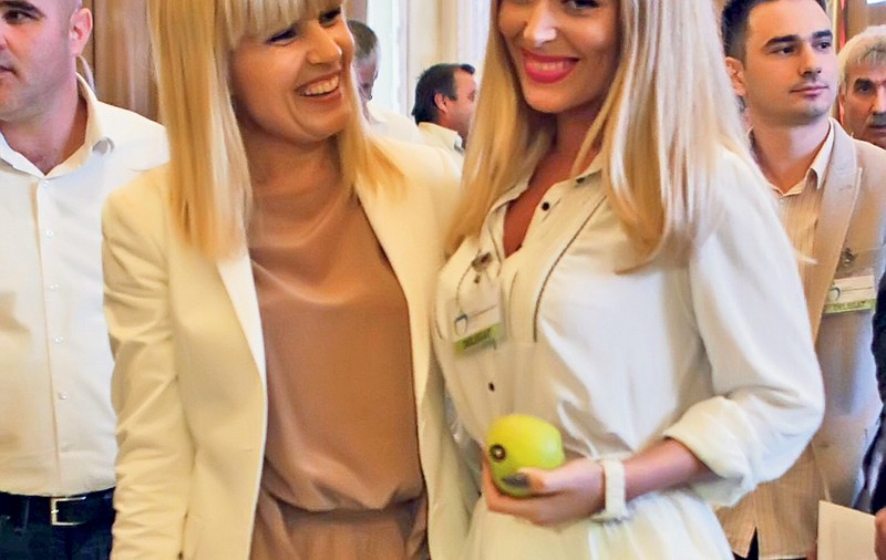 Aşa şefă, aşa subalterne! Elena Udrea a devenit preşedintele PMP,susţinută de colege tot una şi una