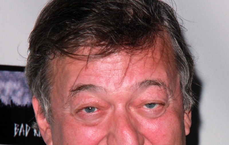 Actorul Stephen Fry este anchetat de poliţia irlandeză pentru că a spus despre Dumnezeu că este un ”prost maniac”