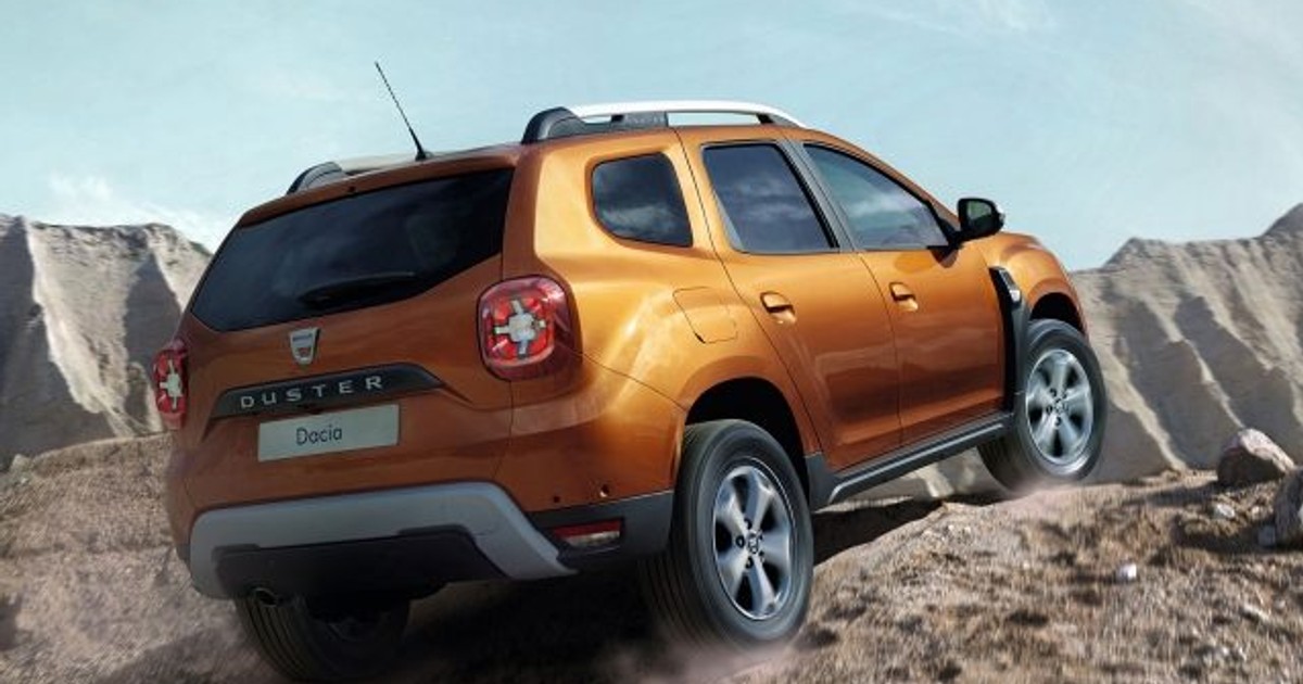 Vânzările de autoturisme Dacia în Europa au scăzut. Spatele unui Duster maro, în timp ce urcă pe un munte