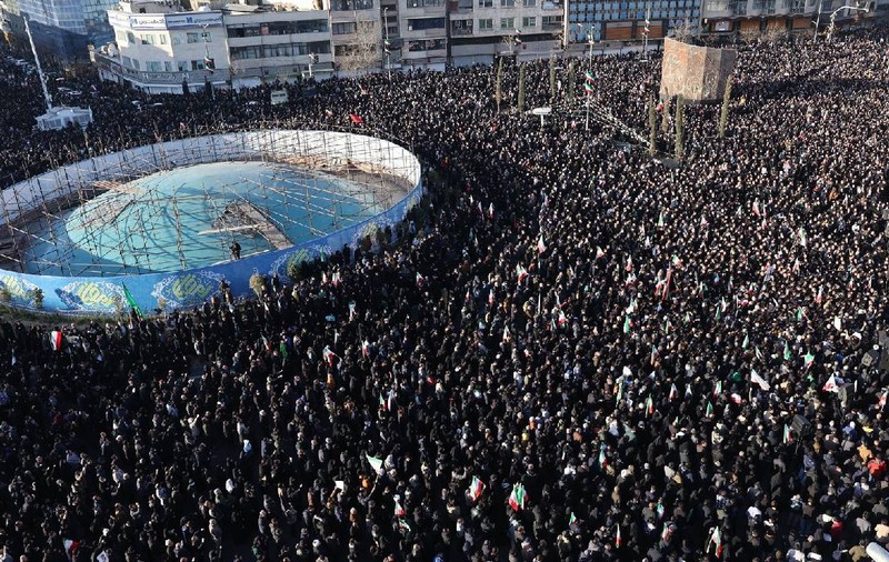 Ce-i spunea Ali Khamenei unui copil care susținea că vrea să devină martir: mii de oameni îl jelesc pe ayatollah, în Iran