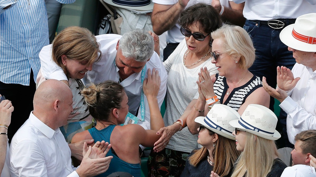Cum s-a bucurat Simona Halep după ce a câștigat trofeul la Roland Garros
