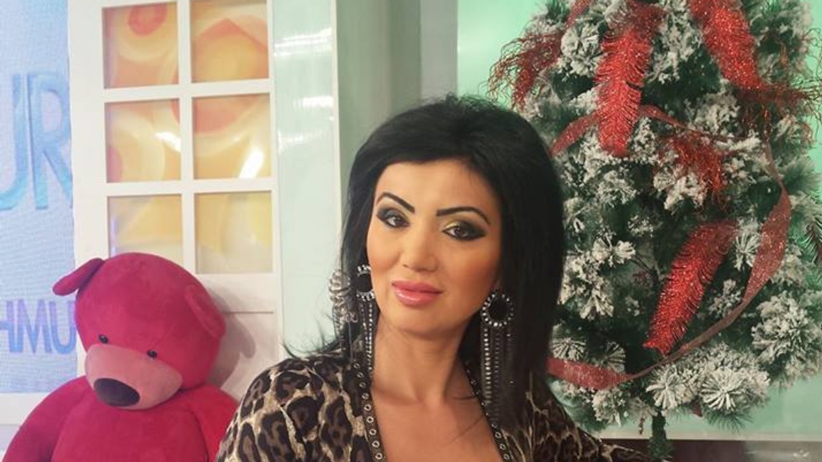 Adriana Bahmuțeanu, în studioul de televiziune, alături de bradul de Crăciun