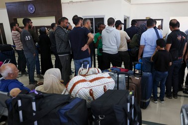 Palestinian dual nationals and foreigners wait to cross the Rafah border crossing with Egypt, in the southern Gaza Strip, on November 7, 2023, amid the ongoing battles between Irael and the militant group Hamas.,Image: 820433188, License: Rights-managed, Restrictions: , Model Release: no