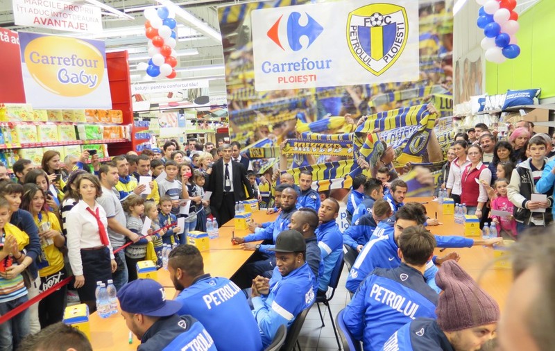 NEBUNIE la inaugurarea standului ”lupilor” dintr-un hypermarket din Ploiești