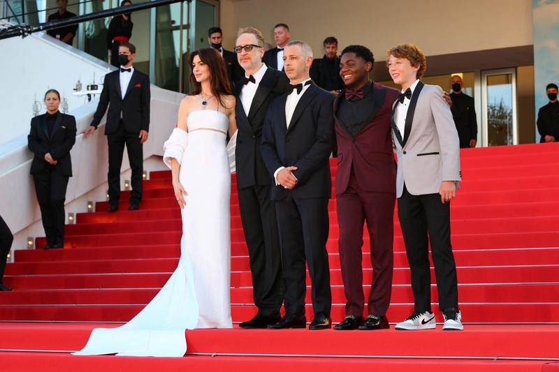De la stânga, actrița Anne Hathaway, regizorul James Gray și actorii Jeremy Strong, Michael Banks Repeta și Jaylin Webb la premiera „Armageddon Time" de la Cannes, 2022. Foto: Profimedia