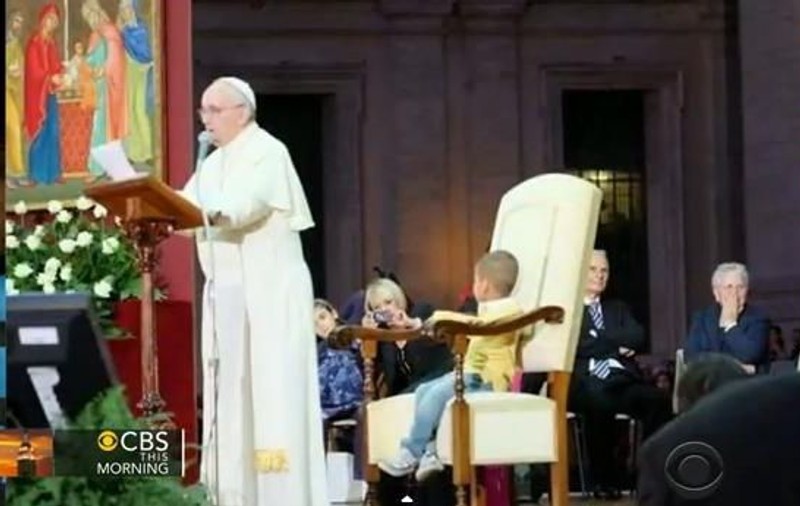 Cel mai emoţionant moment de la Vatican! Uite cine s-a aşezat pe scaunul Papei! | VIDEO