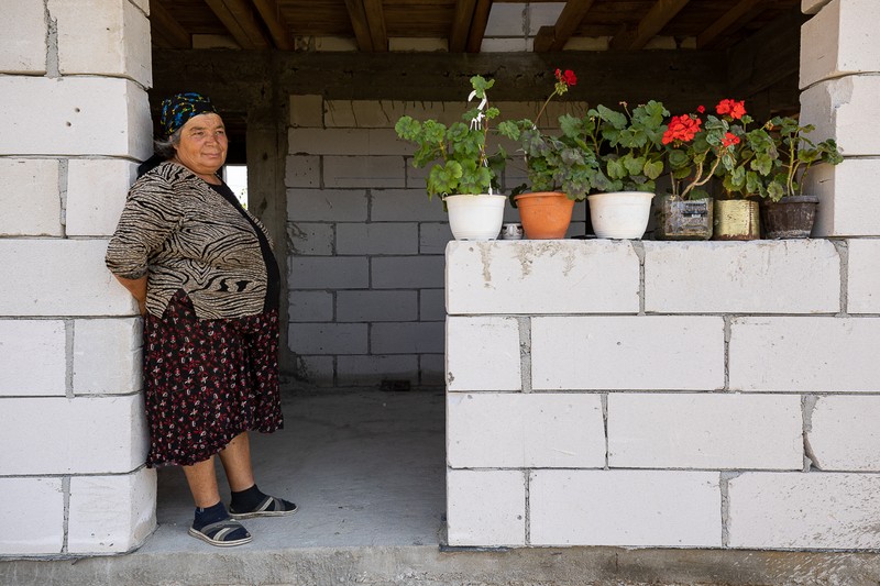 Geta Ştefan a pus deja vase cu flori pe pervaz