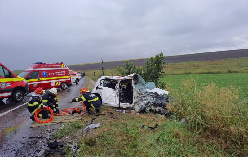 Doi morți și mai mulți răniți, după ce o mașină a intrat într-un microbuz, în Iași