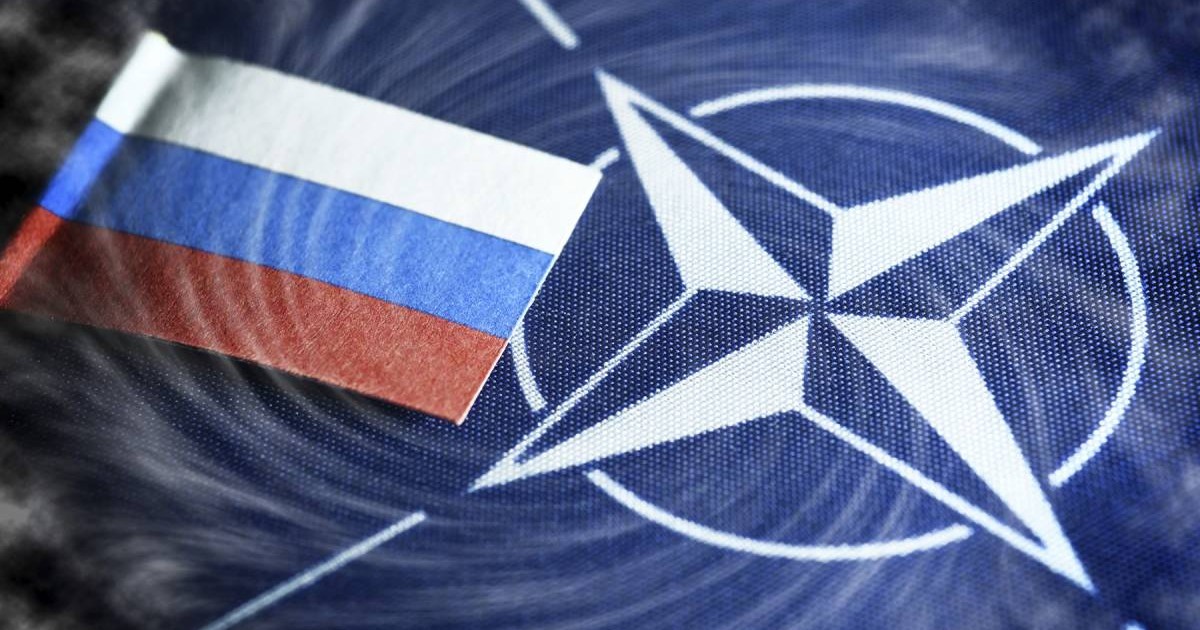 Imagine cu steagurile Rusiei si NATO pe fundal albastru