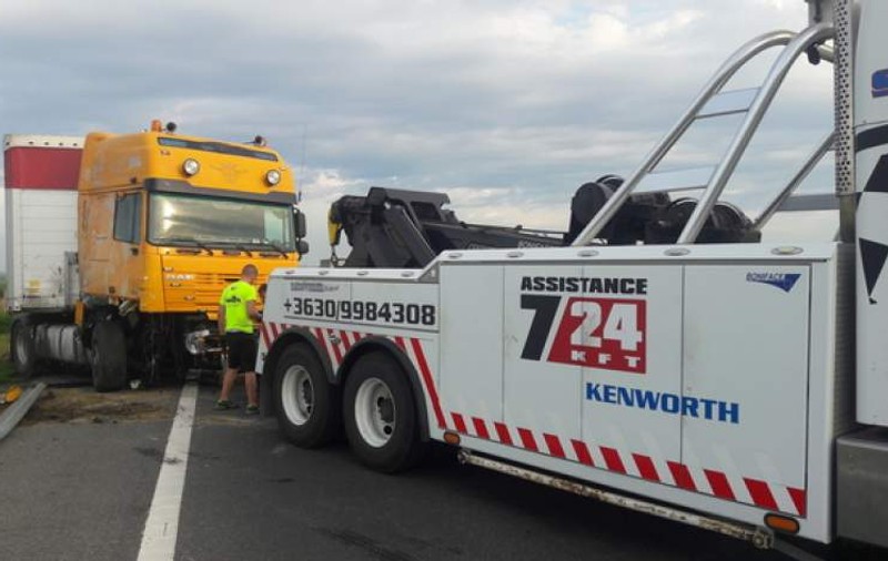 Accident cu trei români răniţi grav în Ungaria. Un TIR şi o camionetă, s-au ciocnit la 20 de km de graniţă