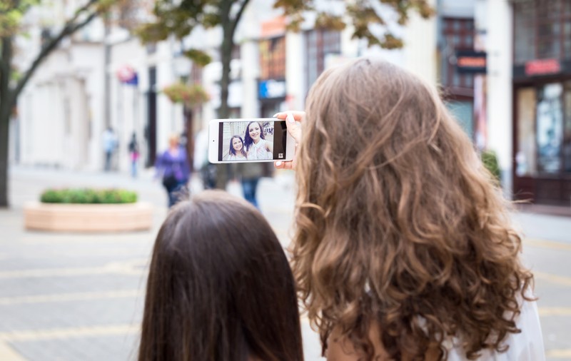 Legătura neașteptată dintre selfie-uri și infestarea cu păduchi. Poate acest obicei al tinerilor să favorizeze transmiterea paraziților? Explicația experților