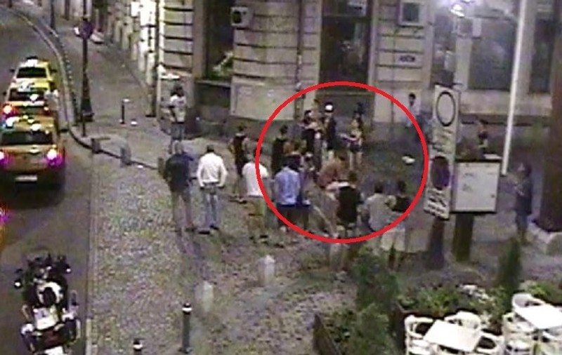 PĂRUIALĂ între FEMEI în Centrul Capitalei! BLONDA nu s-a oprit decât când A INTERVENIT POLIȚIA! VIDEO