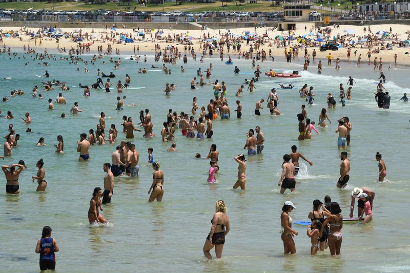 Oamenii se răcoresc pe plaja Bondi din Sydney | FOTO: EPA