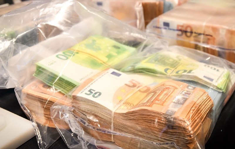 Un șofer român a băgat 160.000 de euro în mai multe ascunzători din mașină, a fost oprit și polițiștii i-au confiscat pe loc toți banii, în Germania