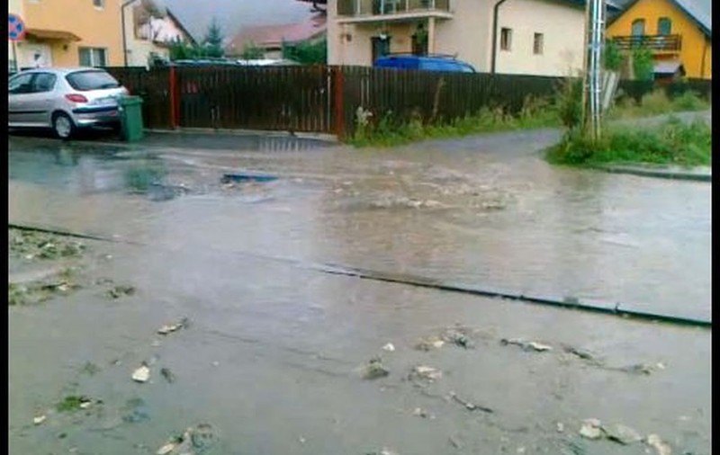 CANALIZAREA nu a FĂCUT FAŢĂ PLOII! FECALE, HÂRTIE IGIENICĂ şi PREZERVATIVE au REFULAT în FLOREŞTI!