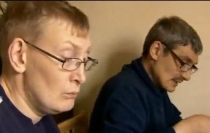 Copii la 40 de ani! Doi britanici suferă de sindromul lui Benjamin Button | VIDEO
