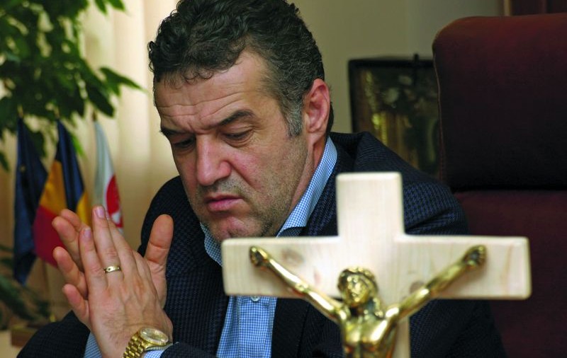 Ține post şi se roagă în arest