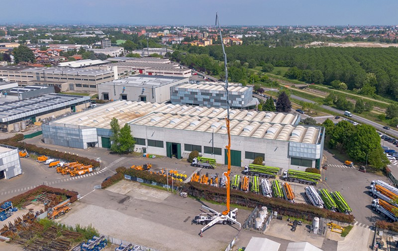 Un producător italian a lansat o pompă de beton de 60 de metri cu braț din 7 secțiuni. Cum arată „monstrul” care va schimba șantierele