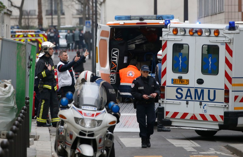Maşinile de poliţie şi ambulanţele au înconjurat sediul redacţiei Charlie Hebdo din Paris / Foto: EPA