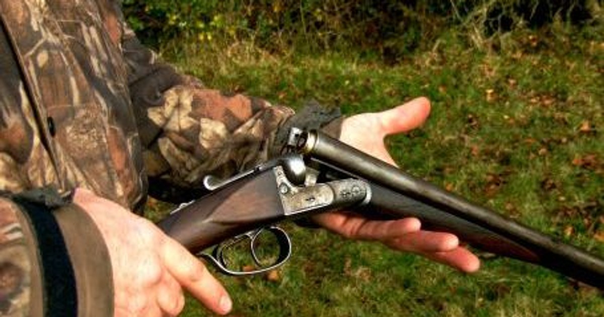 Un vânător din Dâmbovița s-a împușcat în genunchi. Vânător cu arma în mână, descărcată
