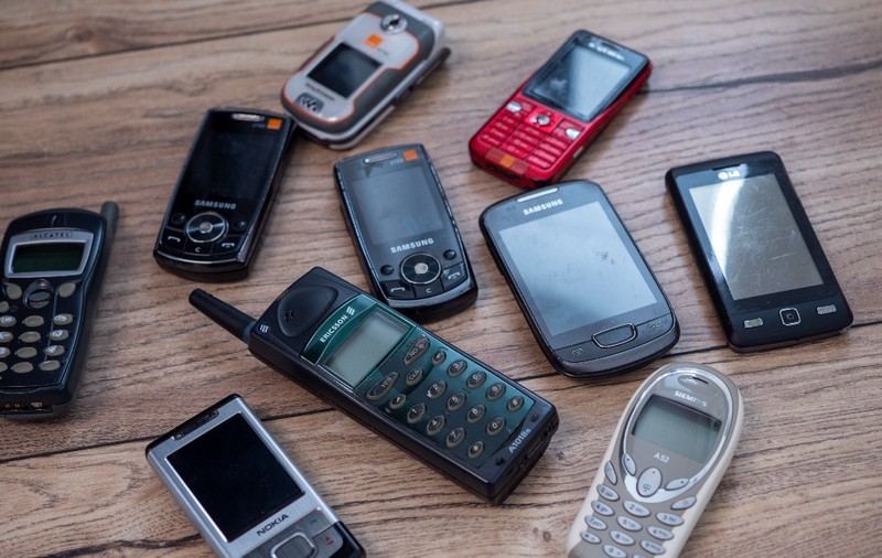 Un telefon vechi, uitat într-un sertar ani la rând, poate valora mai mult decât și-ar imagina proprietarul. Sursă foto Shutterstock