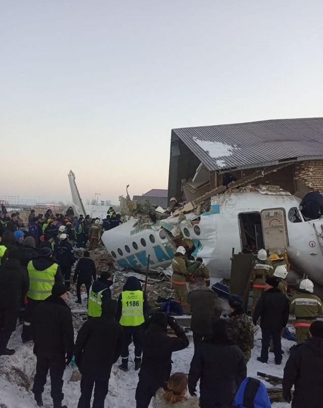 VIDEO | Un avion cu aproape 100 de pasageri s-a prăbușit în Kazahstan. Cel puțin 15 oameni au murit