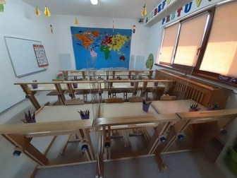 Separatoare din plexiglas între birourile preșcolarilor | Foto: Mihaela Criveanu