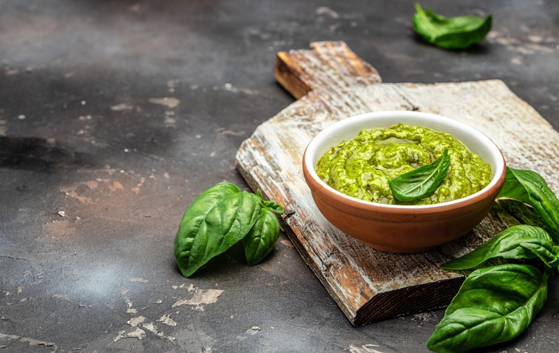 Ce este sosul pesto și cum se prepară. Rețetă de sos pesto