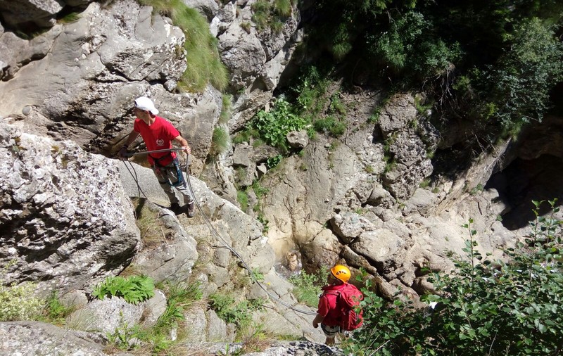 Un alpinist căzut de pe un perete stâncos în Munții Bucegi, salvat după o intervenţie de 14 ore