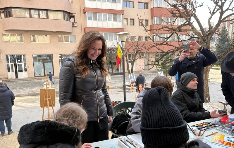 Elevi din Târgu Jiu, scoși în ger și puși să aștepte ore întregi pentru vizita ministrului culturii, Natalia Intotero. „Avem acorduri scrise de la părinți”