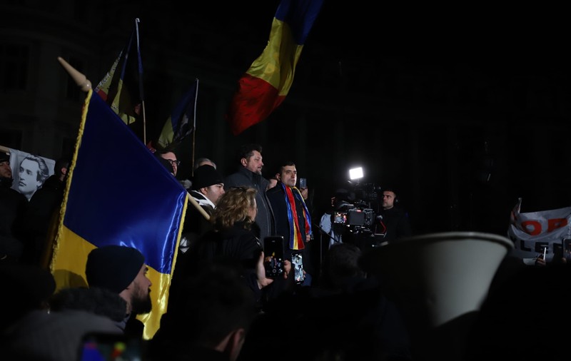 Mii de oameni protestează în Piața Victoriei pentru abrogarea Legii Vexler și împotriva guvernului Bolojan. Simion și Târziu, împreună / Manifestanții au aruncat cu ouă și sticle în forțele de ordine
