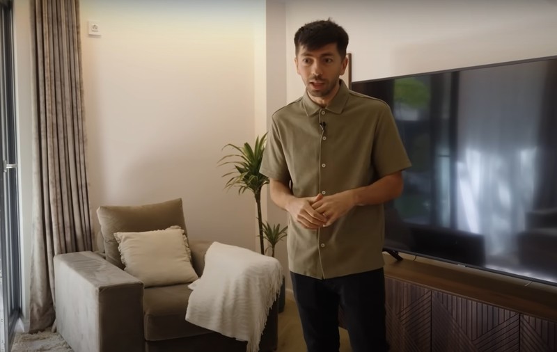 Imagini din casa în care locuiește Mircea Bravo. După ce a stat în chirie, și-a cumpărat un duplex cu două etaje în Cluj-Napoca