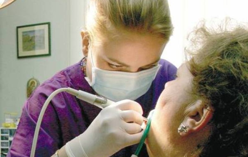 Stomatologii din ţară fixează preţurile intervenţiilor după ureche